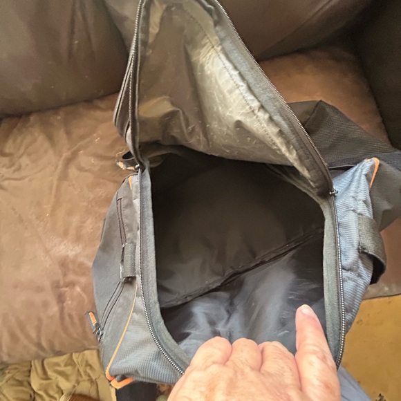 Harley Davidson duffel bag. Great shape - Picture 5 of 9